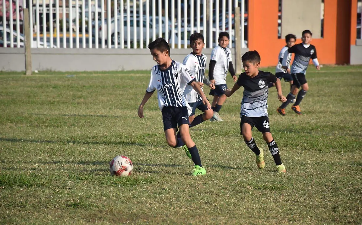 Emocionantes duelos en el III Torneo de Futbol Infantil y Juvenil Copa El Sol de Tampico Alejandro del Ángel (3)